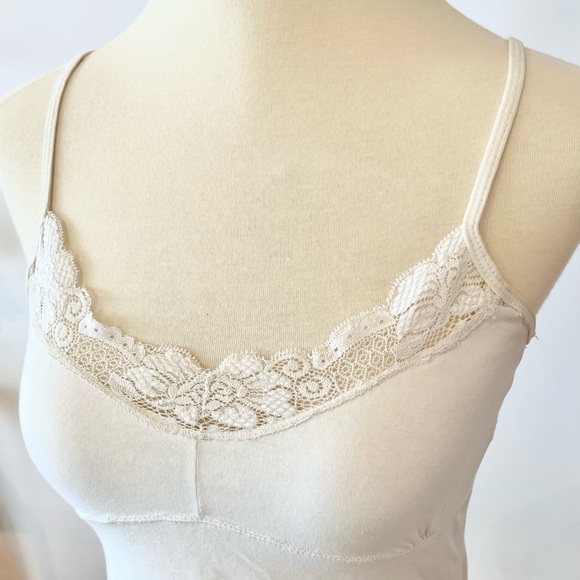 American Eagle Outfitters Tops - American Eagle White Lace Trimmed Camisole with Built In Bralette - Size Small